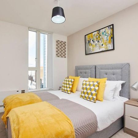 Lovely Apartment - Private Parking - Stadium Views Manchester Buitenkant foto