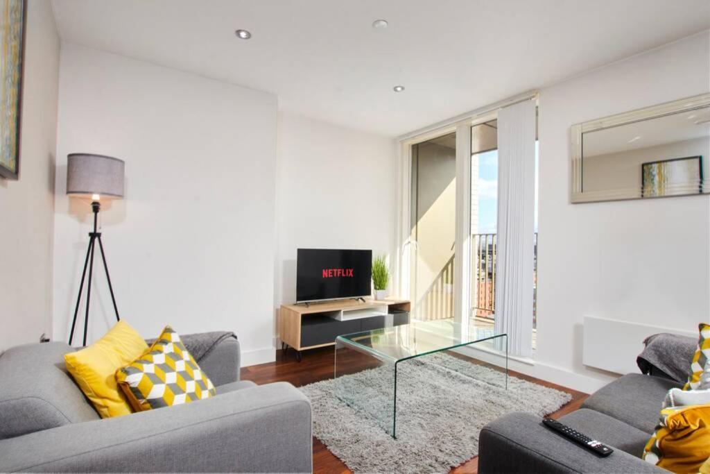 Lovely Apartment - Private Parking - Stadium Views Manchester Buitenkant foto