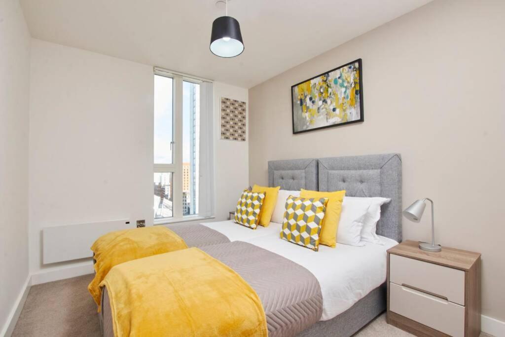 Lovely Apartment - Private Parking - Stadium Views Manchester Buitenkant foto