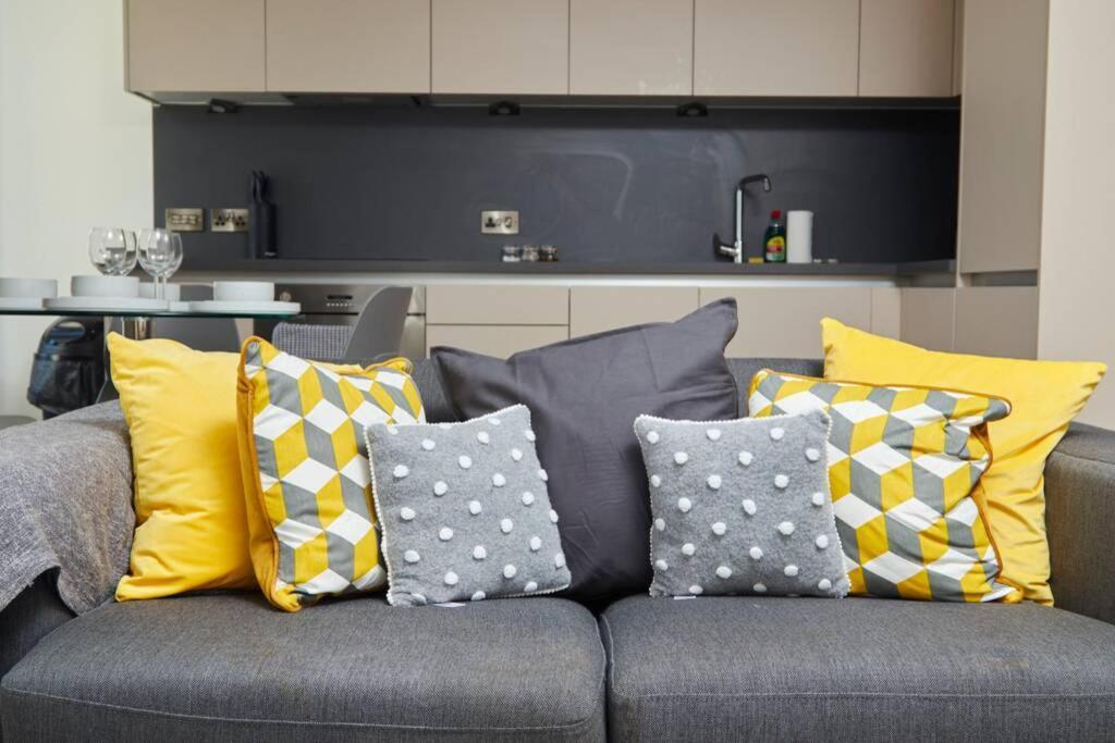 Lovely Apartment - Private Parking - Stadium Views Manchester Buitenkant foto