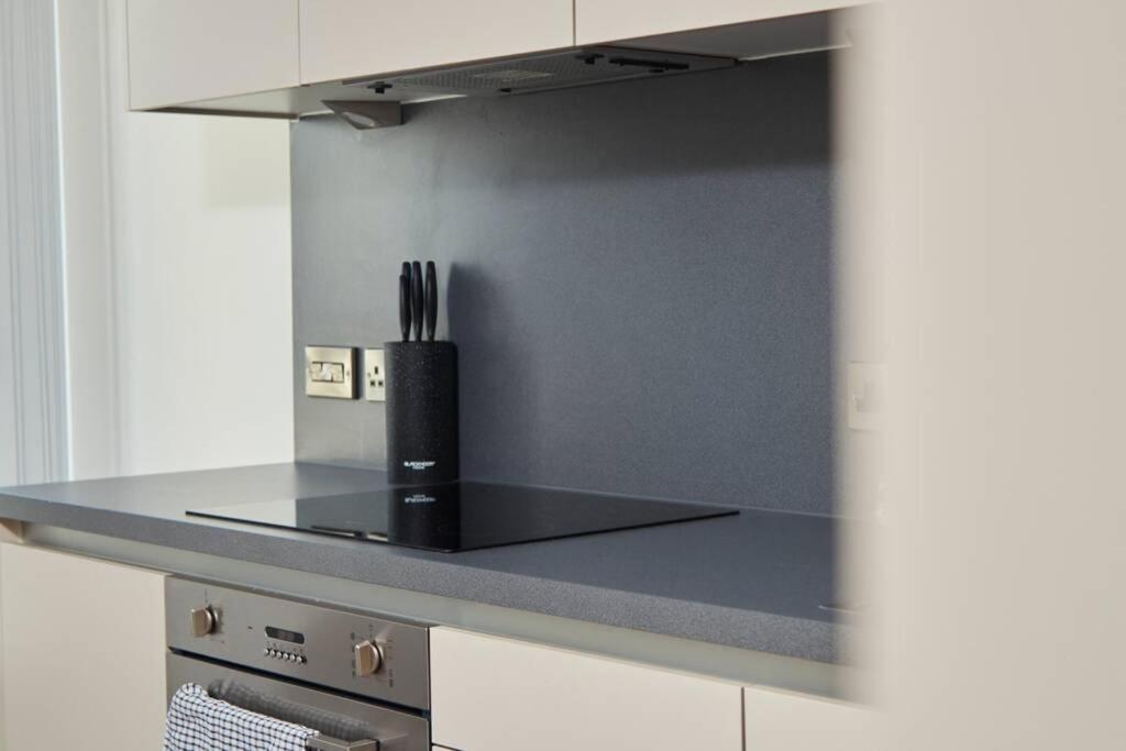 Lovely Apartment - Private Parking - Stadium Views Manchester Buitenkant foto