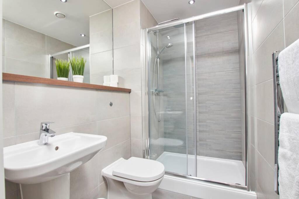 Lovely Apartment - Private Parking - Stadium Views Manchester Buitenkant foto