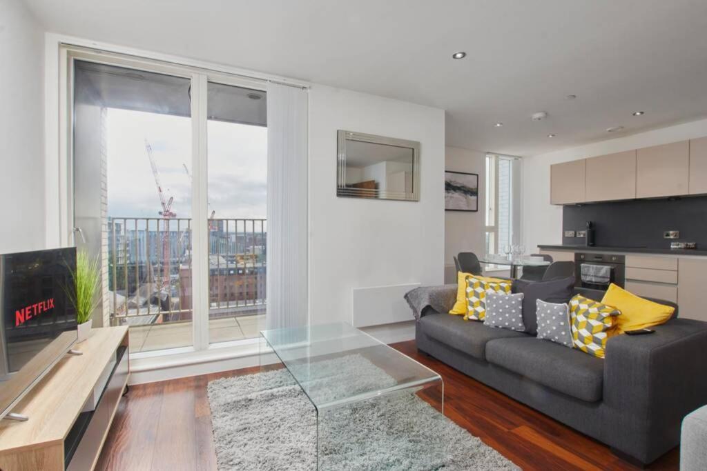 Lovely Apartment - Private Parking - Stadium Views Manchester Buitenkant foto