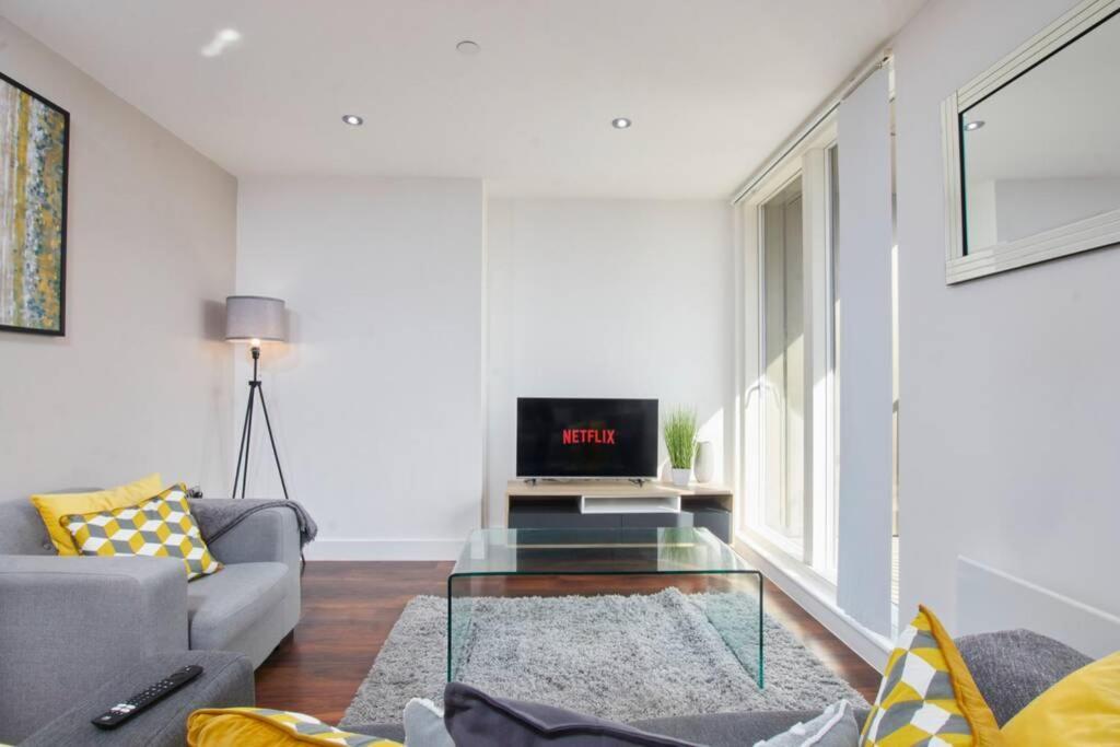 Lovely Apartment - Private Parking - Stadium Views Manchester Buitenkant foto