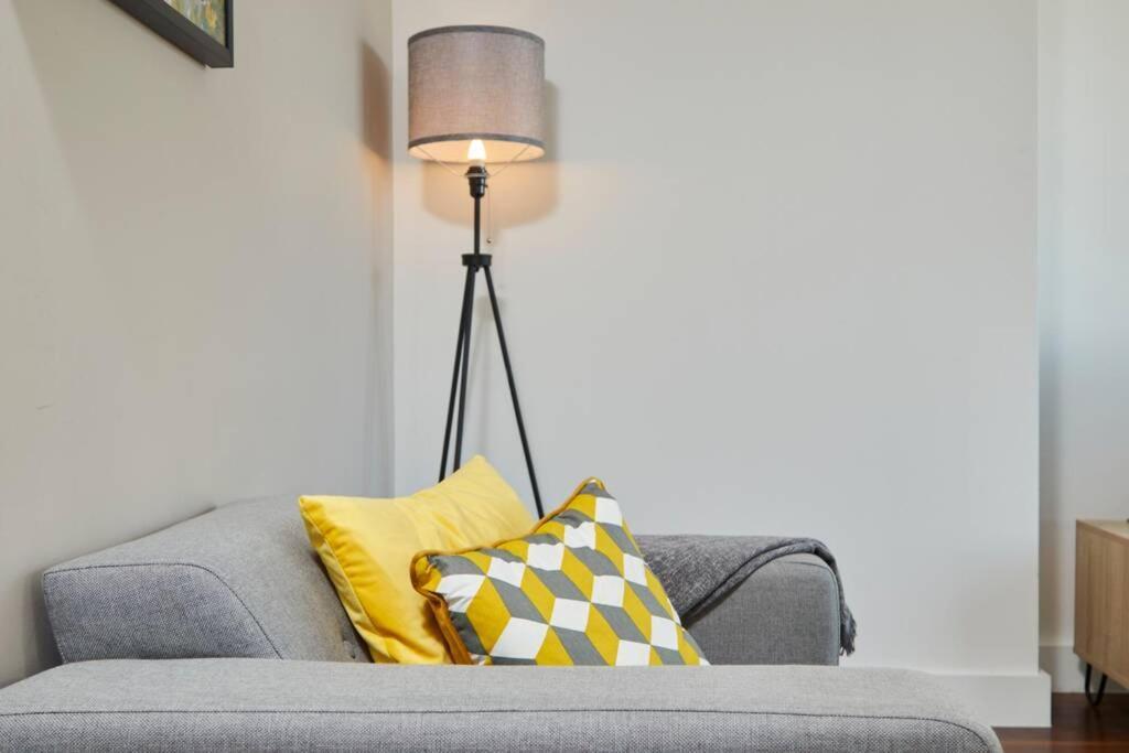 Lovely Apartment - Private Parking - Stadium Views Manchester Buitenkant foto