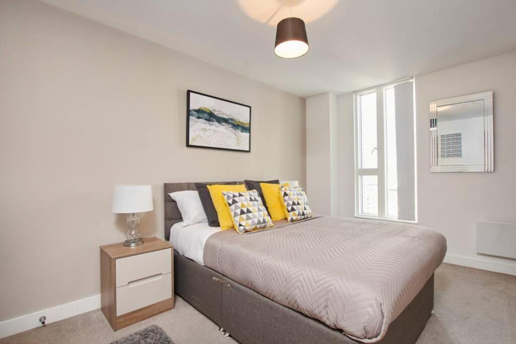 Lovely Apartment - Private Parking - Stadium Views Manchester Buitenkant foto