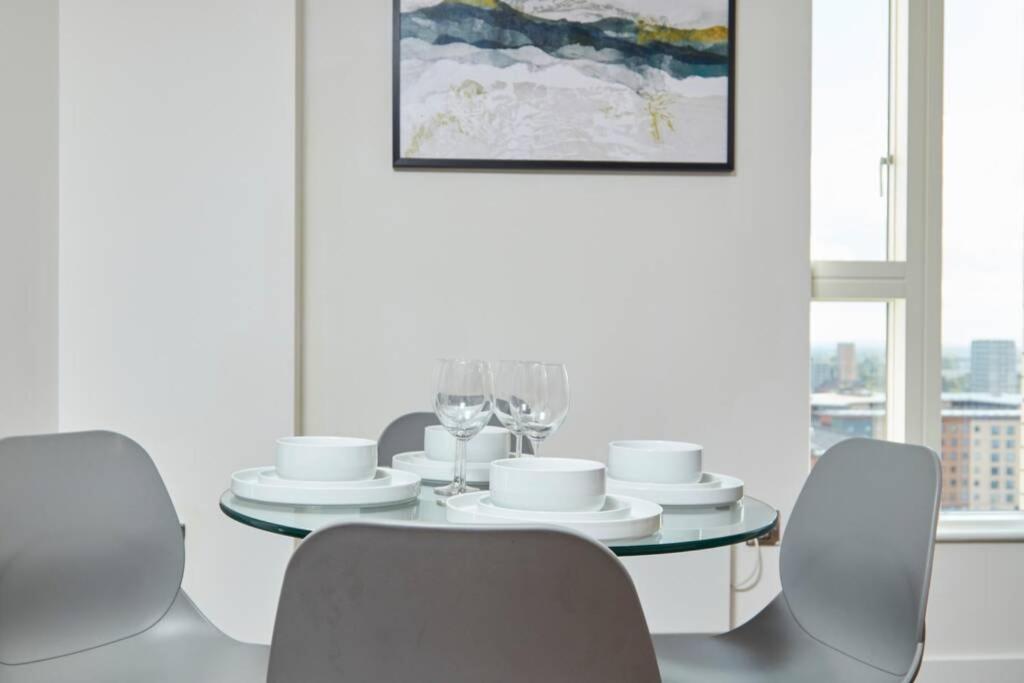 Lovely Apartment - Private Parking - Stadium Views Manchester Buitenkant foto